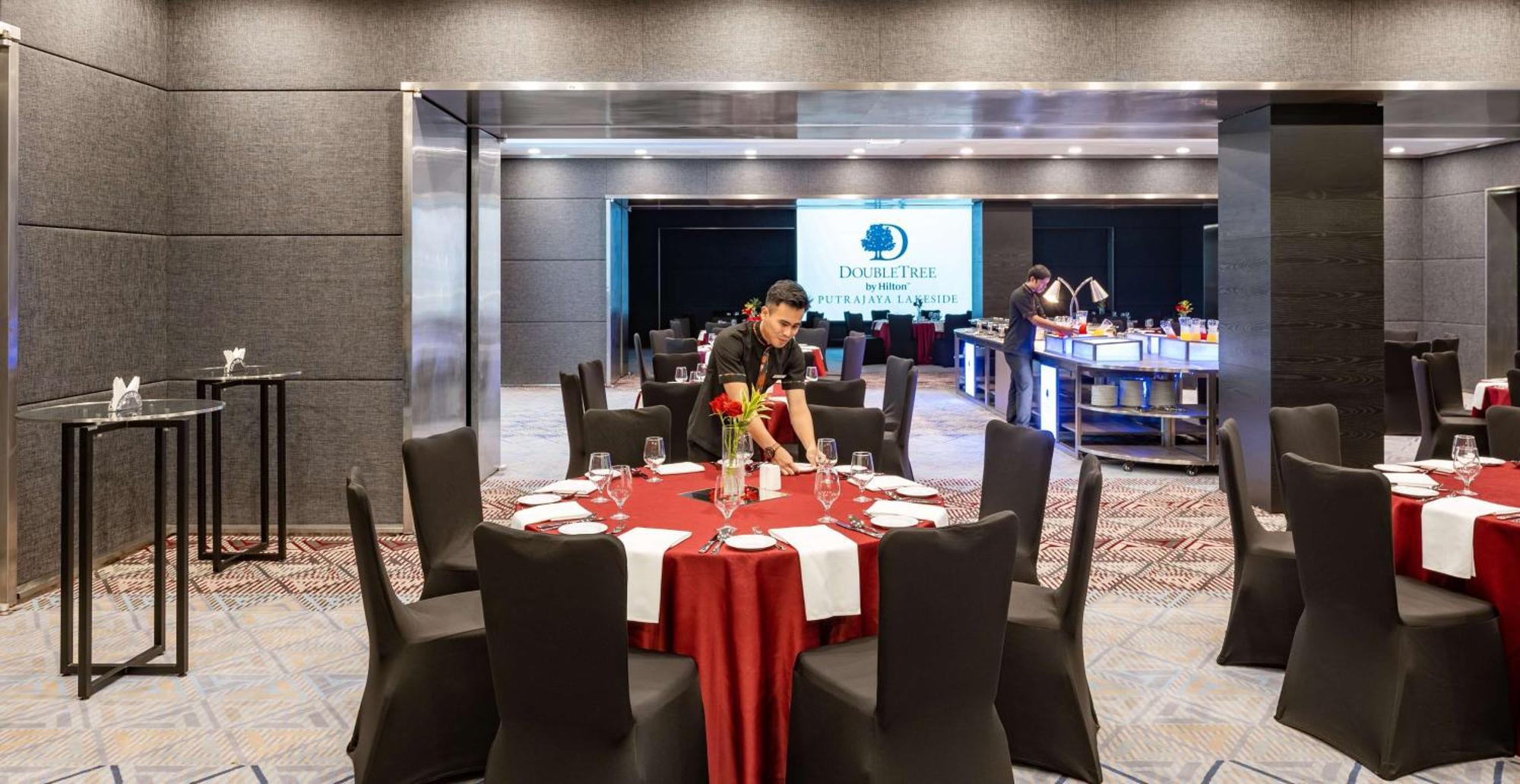 Doubletree By Hilton Putrajaya Lakeside Extérieur photo A restaurant at the hotel
