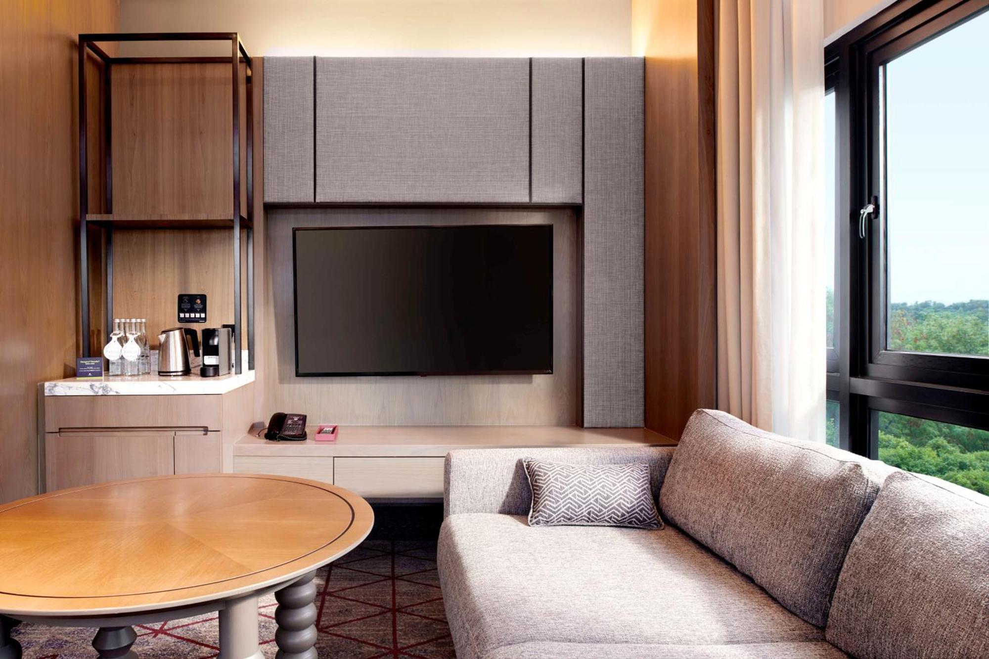 Doubletree By Hilton Putrajaya Lakeside Extérieur photo A living room in a suite at the hotel