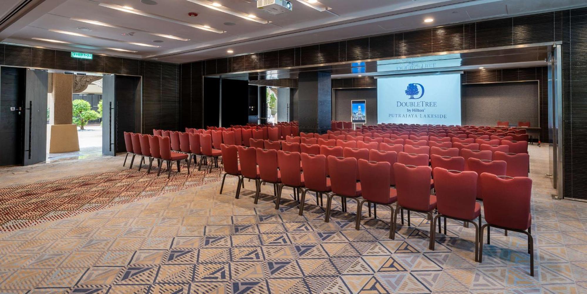 Doubletree By Hilton Putrajaya Lakeside Extérieur photo Meeting room