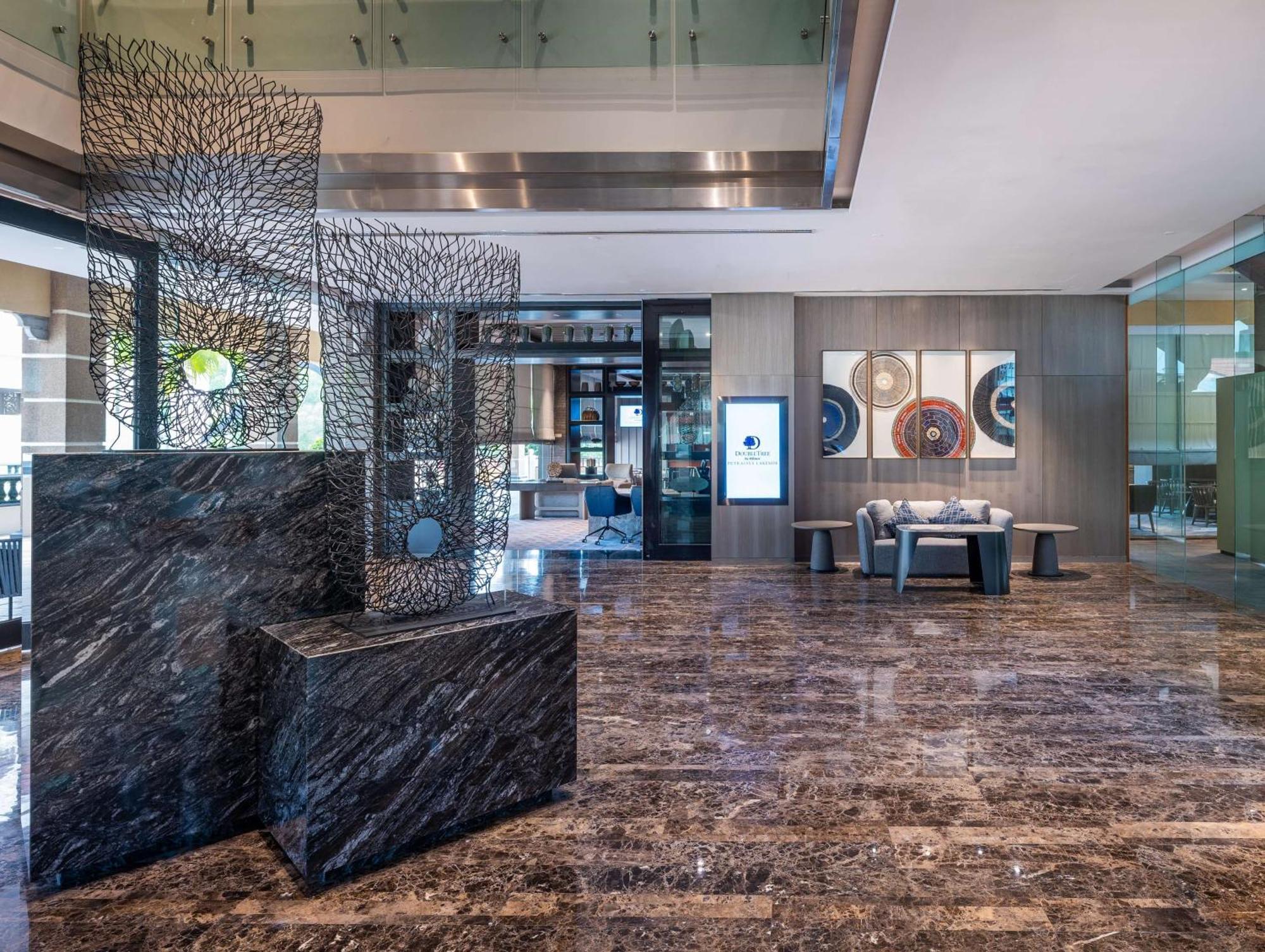 Doubletree By Hilton Putrajaya Lakeside Extérieur photo Lobby