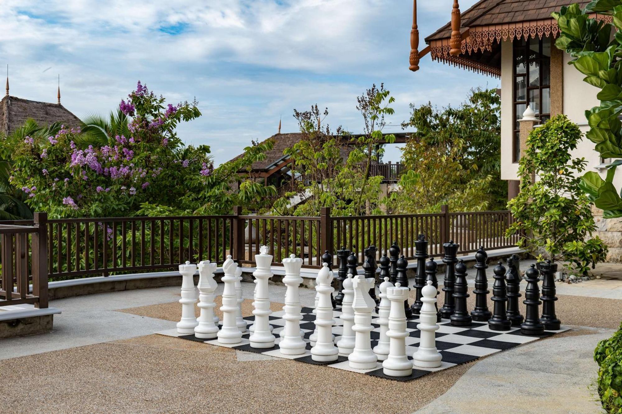Doubletree By Hilton Putrajaya Lakeside Extérieur photo A giant chess set at the Royal Project Administration headquarters