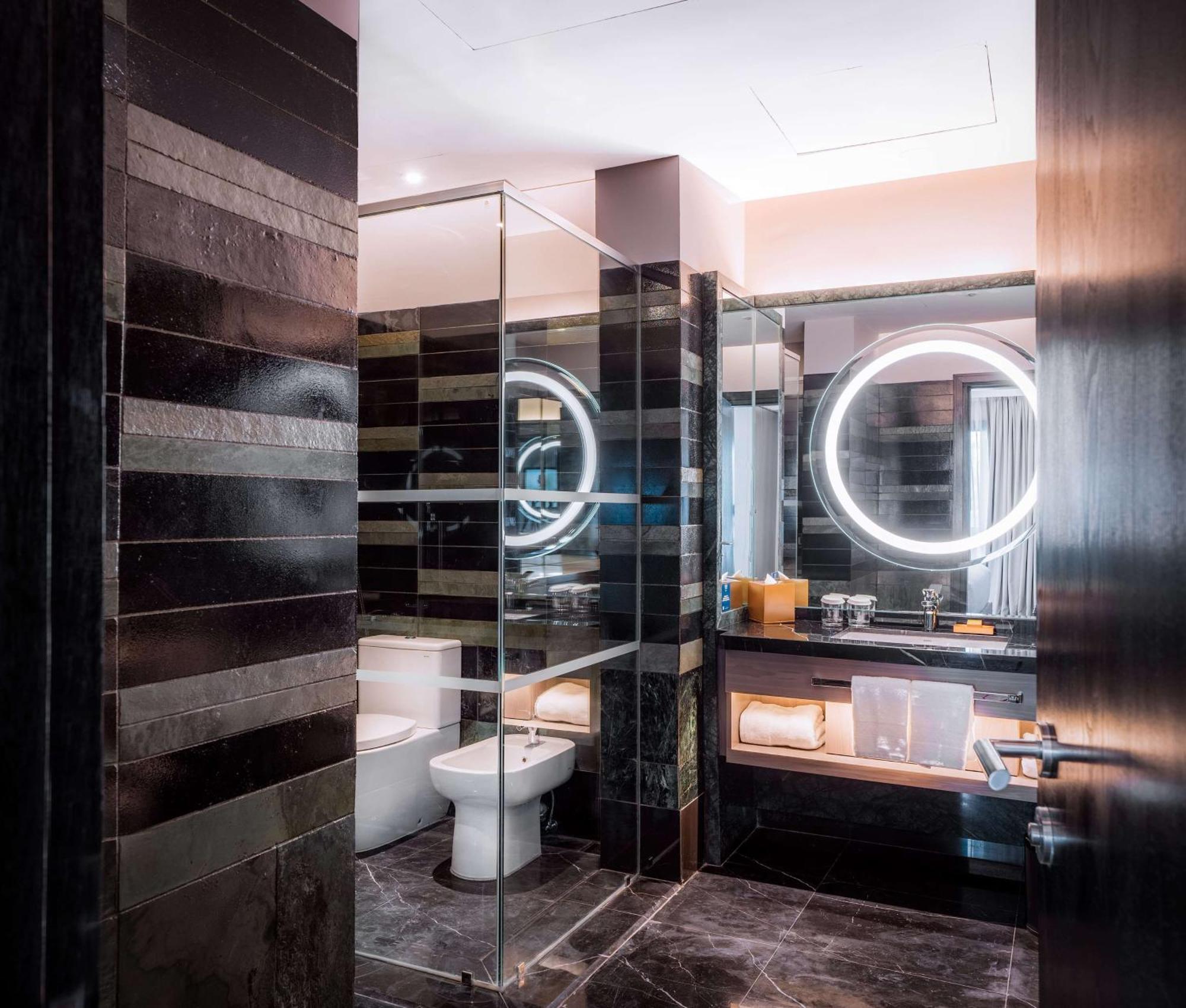 Doubletree By Hilton Putrajaya Lakeside Extérieur photo Bathroom