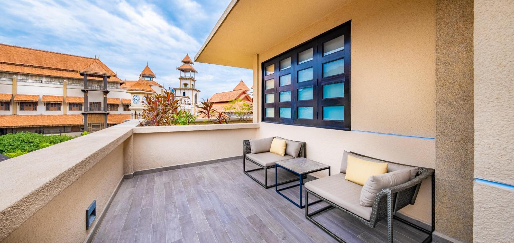 Doubletree By Hilton Putrajaya Lakeside Extérieur photo A balcony at the hotel